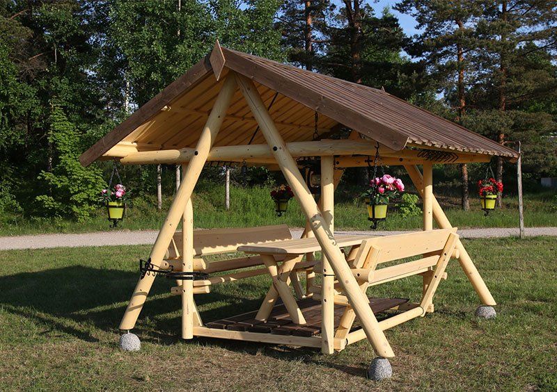 Качель-беседка с коваными элементами декора